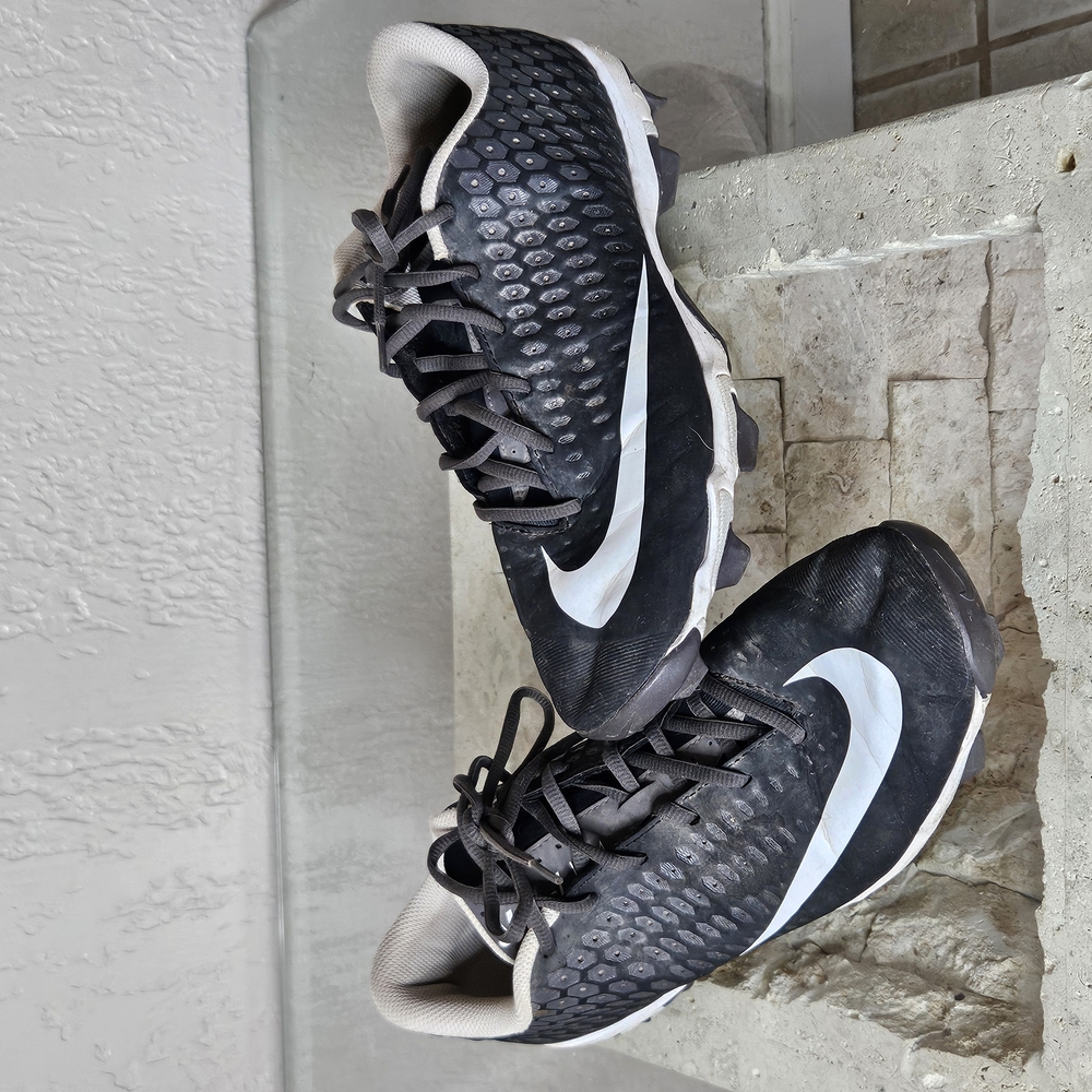 Nike Black and White Athletic Shoes with Dynamic Design